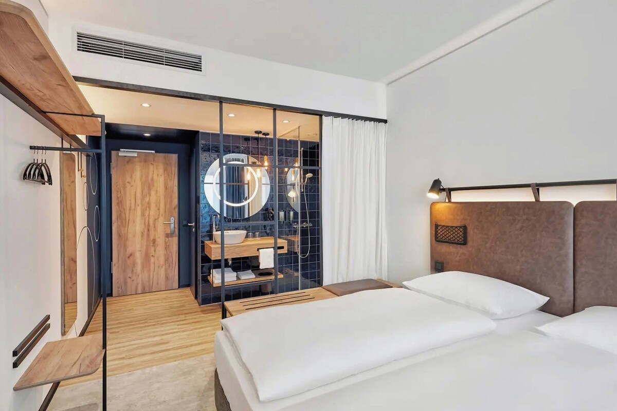 Habitación Confort doble | Ropa de cama hipoalergénica, escritorio, cortinas opacas