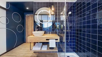 Dusche, kostenlose Toilettenartikel, Haartrockner, Handtücher