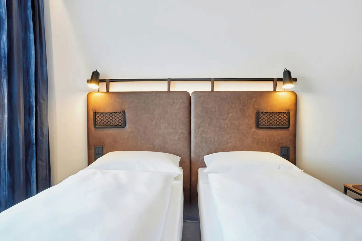 Habitación Confort con 2 camas individuales | Ropa de cama hipoalergénica, escritorio, cortinas opacas