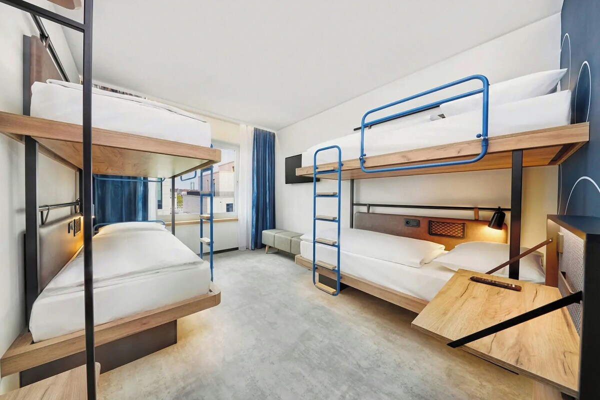 Habitación familiar | Ropa de cama hipoalergénica, escritorio, cortinas opacas