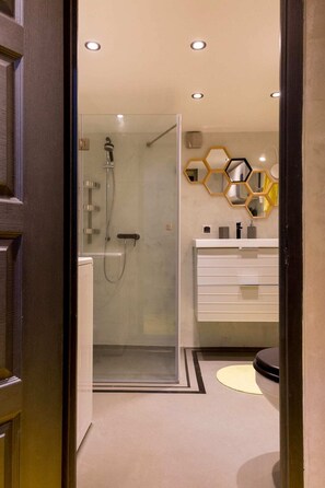 Bathroom - Bright Warwick Chambers Apartment (London)