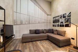 Living area - Bright Warwick Chambers Apartment (London)