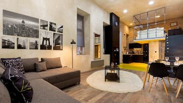Eenvoudig appartement, 1 tweepersoonsbed met slaapbank | Woonruimte | Een televisie