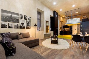 Living area - Bright Warwick Chambers Apartment (London)
