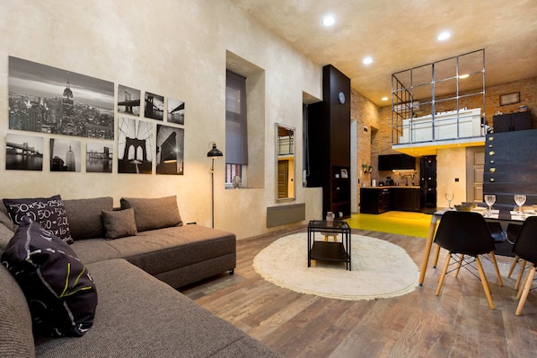 Departamento básico, 1 cama matrimonial y sofá cama | Área de sala de estar | Televisión 