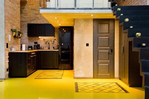 Departamento básico, 1 cama matrimonial y sofá cama | Cocina privada | Refrigerador, microondas, horno y parrilla de estufa 