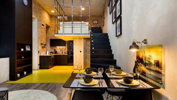 Eenvoudig appartement, 1 tweepersoonsbed met slaapbank | Dineren