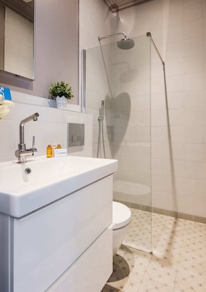 Bathroom - Beautiful & Expansive House With Two-bedroom & Garden in Brixton (London)