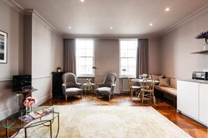 Leilighet – basic, 1 kingsize-seng | Oppholdsrom