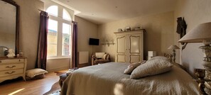 8 bedrooms, free WiFi, bed sheets, wheelchair access