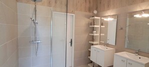 Combined shower/tub, hair dryer, towels, toilet paper - In the heart of Vineyards (LA REOLE)