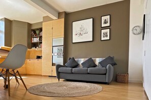 Leilighet – basic, flere senger | 1 soverom, skrivebord, skrivebord for bærbar PC og strykejern/-brett