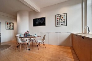 Basic Apartment, Multiple Beds | Dining