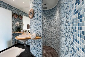 Departamento básico, varias camas | Baño | Toallas, jabón, shampoo, papel de baño 