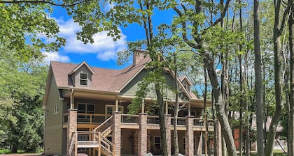 Ledgestone Lodge, Private Chalet for Large Group and Family Gatherings near JFBB