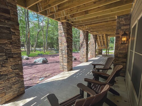Ledgestone Lodge, Private Chalet for Large Group and Family Gatherings near JFBB