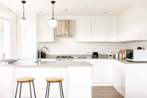Apartment | Private kitchen | Fridge, microwave, stovetop, dishwasher - Bright London Bridge Apartment (London)