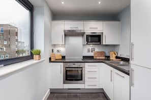 Apartamento | Cozinha privada | Chaleira elétrica, mesas de jantar