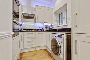 Apartamento básico, varias camas | Cocina privada | Frigorífico, microondas, horno y placa de cocina