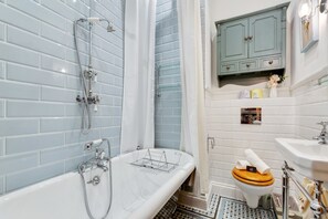 Departamento básico, varias camas | 2 habitaciones, tabla de planchar con plancha y ropa de cama 