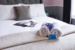 1 bedroom, iron/ironing board, free WiFi, bed sheets - Bright 1BR + Balcony by Hyde Park (London)
