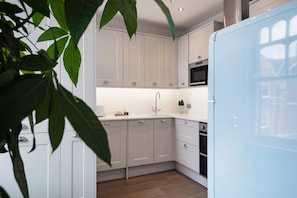 Apartment | Private kitchen | Fridge, microwave, stovetop, dishwasher - Modern and Bright Highgate Gem (London)