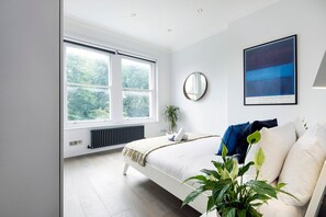2 bedrooms, iron/ironing board, free WiFi, bed sheets - Modern and Bright Highgate Gem (London)