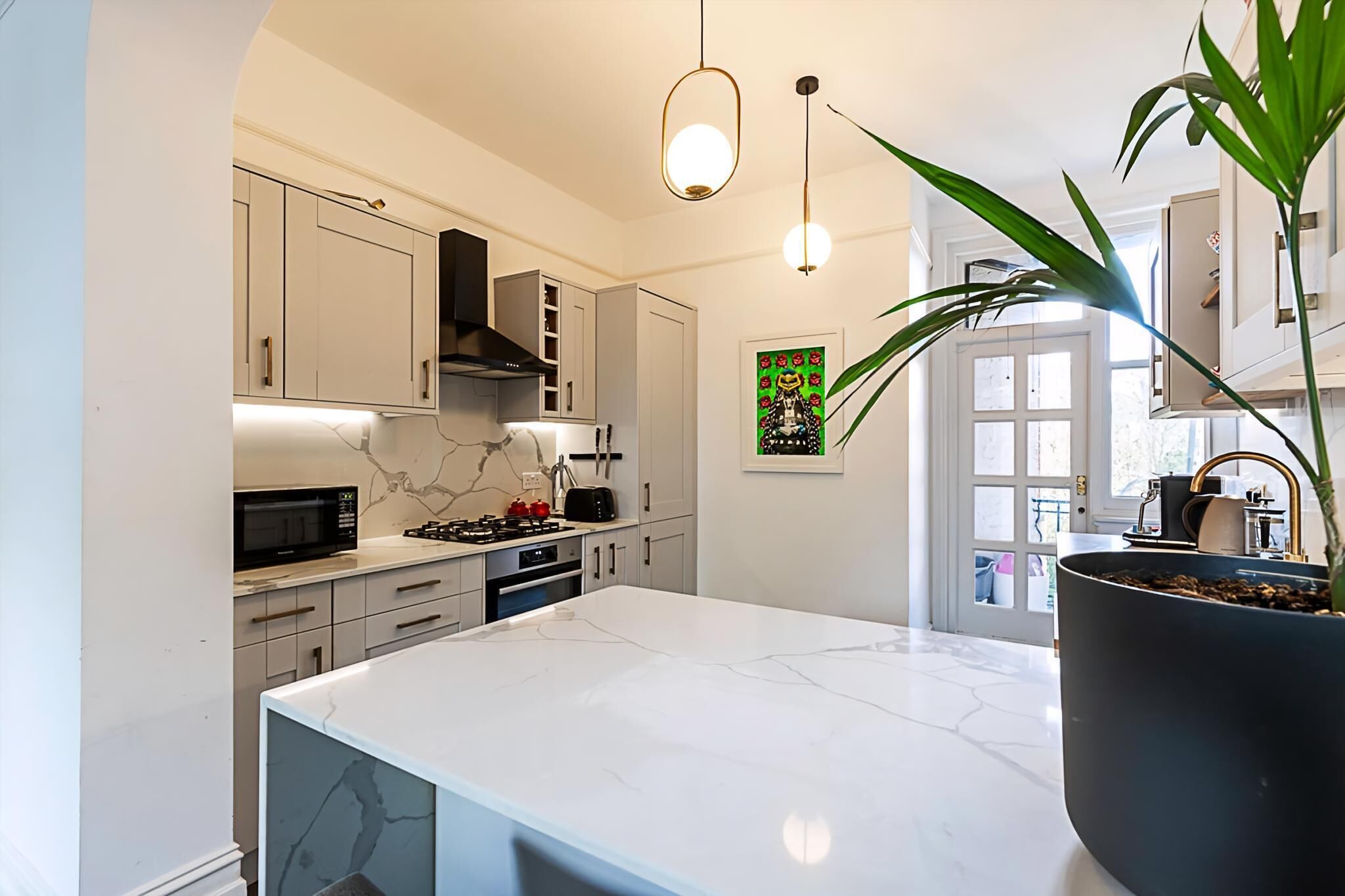 Departamento | Cocina privada | Refrigerador, microondas, parrilla de estufa y lavavajillas 