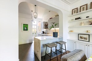 Departamento | Cocina privada | Refrigerador, microondas, parrilla de estufa y lavavajillas 