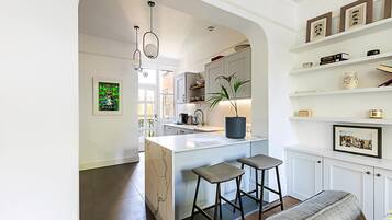 Lägenhet | Eget kök | Kylskåp, mikrovågsugn, spishäll och diskmaskin
