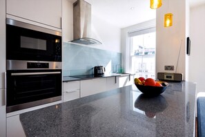 Apartment | Private kitchen | Dining tables - Bright and Modern Earls Court Gem (London)