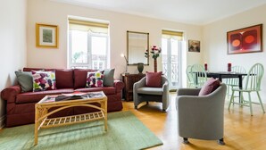 Appartement, plusieurs lits | Coin séjour