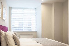 1 bedroom, laptop workspace, iron/ironing board, bed sheets - Watling Street Residence 1 (London)
