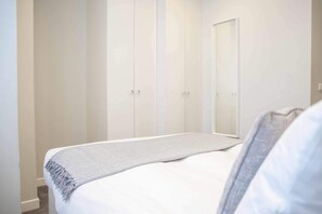 1 bedroom, laptop workspace, iron/ironing board, bed sheets - Watling Street Residence 1 (London)