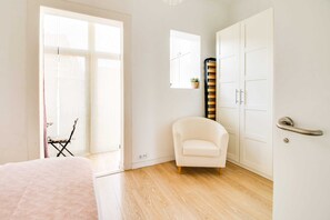 Leilighet – basic, 1 dobbeltseng | 1 soverom, skrivebord for bærbar PC og strykejern/-brett