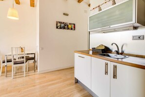 Appartement, 1 lit double | Cuisine privée | Réfrigérateur, micro-ondes, four, plaque de cuisson