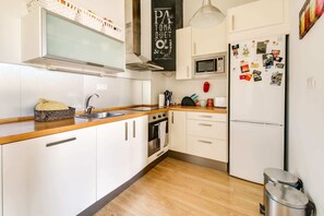 Apartamento básico, 1 cama de casal | Cozinha privada | Geladeira, micro-ondas, fogão, cooktop
