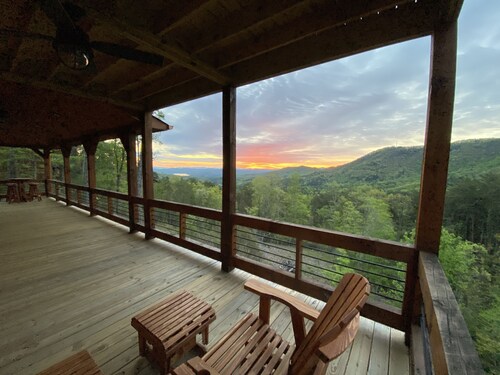 Luxury Cabin, Incredible View, Amazing Sunrise & Sunset, Secluded, Pet Friendly
