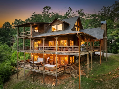 Luxury Cabin, Incredible View, Amazing Sunrise+Sunset, Secluded, Pet Friendly