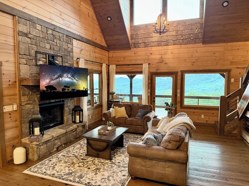 Luxury Cabin, Incredible View, Amazing Sunrise+Sunset, Secluded, Pet Friendly