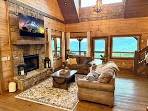 Smart TV, fireplace - Luxury Cabin, Incredible View, Amazing Sunrise & Sunset, Secluded, Pet Friendly (Blue Ridge)
