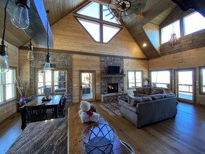 Smart TV, fireplace - Luxury Cabin, Incredible View, Amazing Sunrise & Sunset, Secluded, Pet Friendly (Blue Ridge)