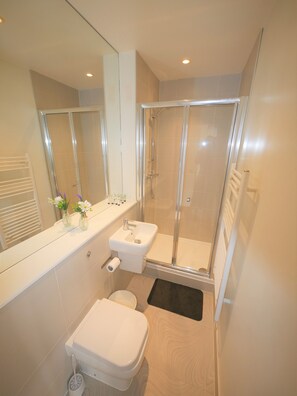 Shower, hair dryer, towels, soap - (189OC-8) Family Studio Near Beach & Town Centre (Bournemouth)
