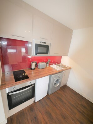 Fridge, microwave, oven, stovetop - (189OC-8) Family Studio Near Beach & Town Centre (Bournemouth)