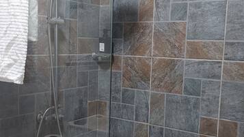 Ducha, toallas, jabón y papel higiénico