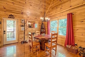 Dining - Blackberry Hill: A Dog Friendly Cabin in the Woods (Fannin County)