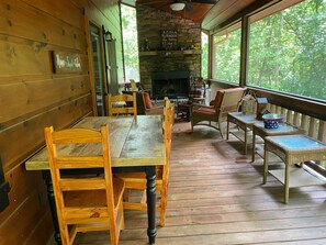 Outdoor dining - Blackberry Hill: A Dog Friendly Cabin in the Woods (Fannin County)