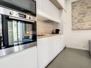 Een koelkast, een microgolfoven, een oven, een vaatwasser