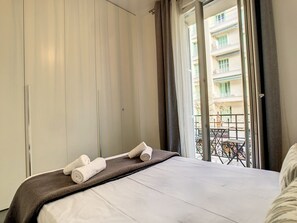 1 室のベッドルーム、アイロン / アイロン台