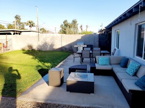 Outdoor dining - Modern Arcadia lite bungalow (Phoenix)